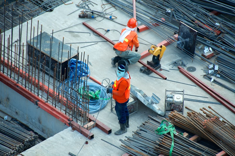 Ingenieros relevando planta industrial